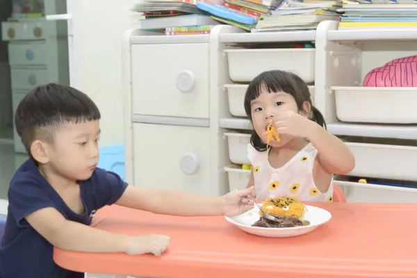 Pequeño Chico Chica Asiáticos Comiendo Donut Sabrosa Deliciosa Comida Postre — Foto de Stock