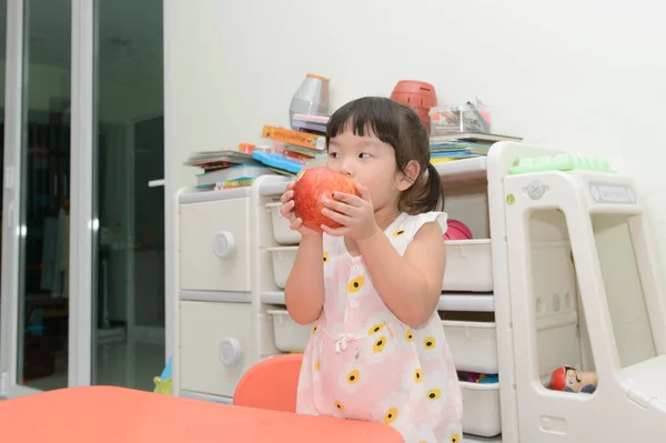 Pequeña Chica Asiática Comiendo Manzana Roja Casa — Foto de Stock