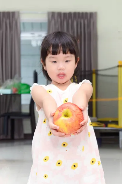 Pequeña Chica Asiática Con Una Gran Manzana Sus Manos — Foto de Stock