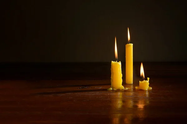 Зажигание Свечей Столе Темным Фоном Концепция Религии — стоковое фото
