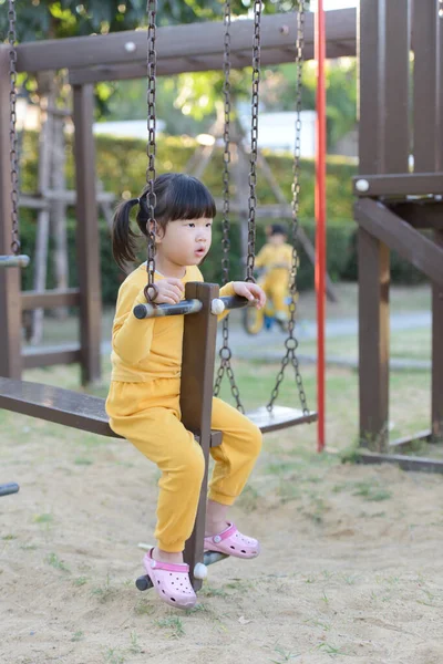 Una Adorable Niña Asiática Jugando Caballo Mecedora Patio Recreo — Foto de Stock