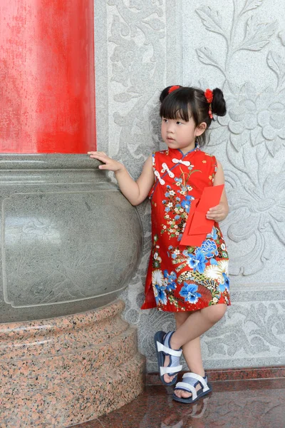 Menina Asiática Vestido Tradicional Chinês Para Comemorar Ano Novo Chinês — Fotografia de Stock