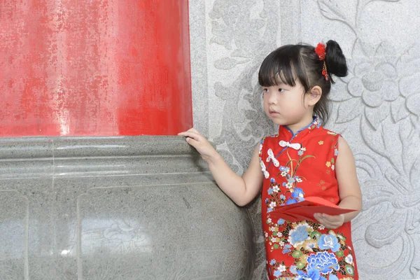 Маленькая Азиатская Девочка Китайской Традиционной Одежде Отпраздновать Китайский Новый Год — стоковое фото