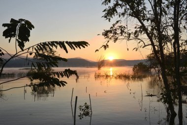 Orman gölünün üzerinde güzel bir gün doğumu. Sabahları gölün üzerinde yavaşça süzülür.  