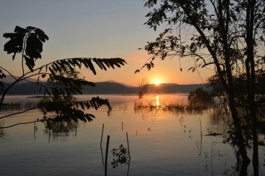Orman gölünün üzerinde güzel bir gün doğumu. Sabahları gölün üzerinde yavaşça süzülür.  