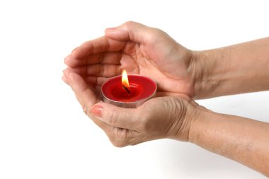 Beyaz arka planda yanan mum tutan kadın