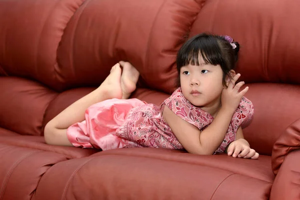 Retrato Bonito Pouco Ásia Menina Deitado Sofá Casa Interior — Fotografia de Stock