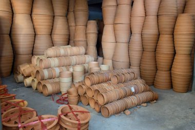 Bir bahçe mağazasında satılık bitkiler için çeşitli terasotta saksıları..