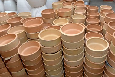 Bitkiler için çeşitli terasotta saksıları. Potter 'ın tekerinde elle yapılmış çömlekler.. 