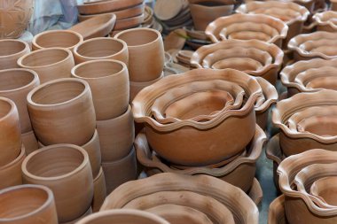 Bitkiler için çeşitli terasotta saksıları. Potter 'ın tekerinde elle yapılmış çömlekler.. 