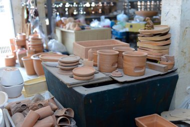 Bir bahçe mağazasında satılık bitkiler için çeşitli terasotta saksıları..