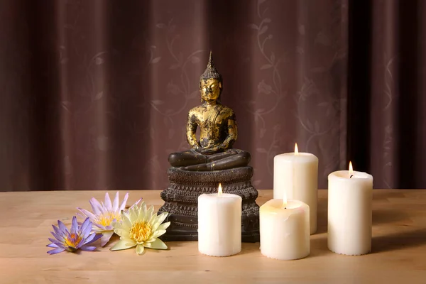 Boeddhabeeld Houten Tafel Met Brandende Kaarsen Kleurrijke Bloemen Meditatie Boeddhisme — Stockfoto
