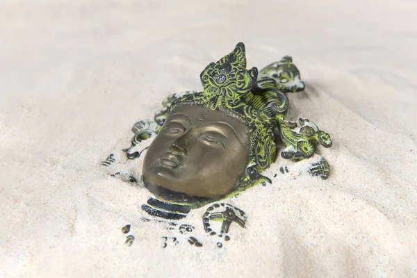 砂の上に古代の仏像の顔 — ストック写真