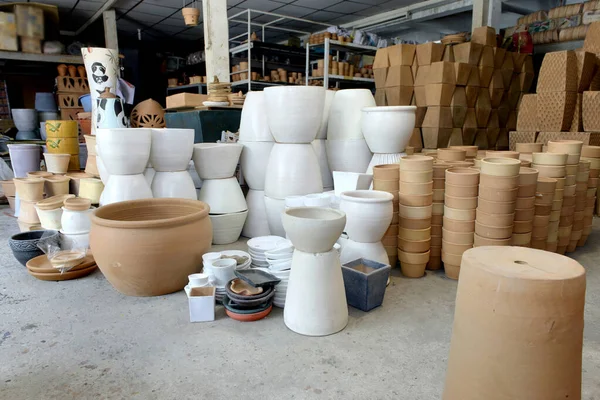 Pilhas Vários Vasos Terracota Para Plantas Venda Uma Loja Jardim — Fotografia de Stock