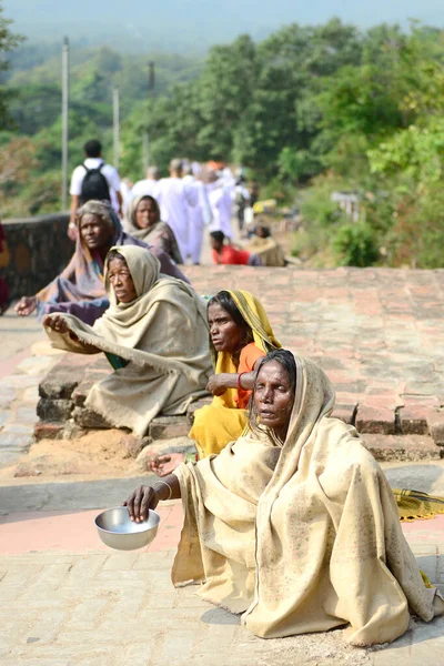 Nalanda Bihar Índia Outubro 2014 Grupo Indianos Pobres Senta Implora — Fotografia de Stock