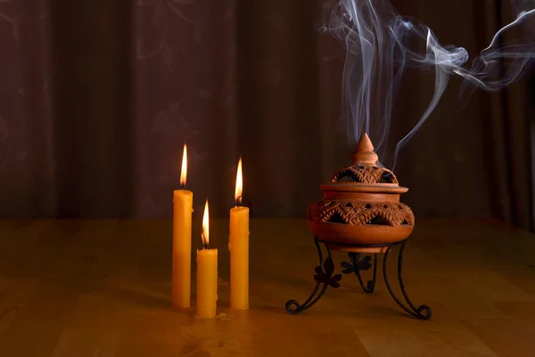 Курение Благовоний Кадильнице Свечами Столе Молитвы Будды Индуистских Богов Показать — стоковое фото