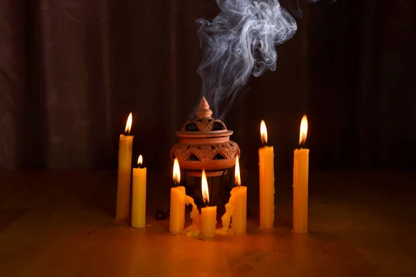 Курение Благовоний Кадильнице Свечами Столе Молитвы Будды Индуистских Богов Показать — стоковое фото