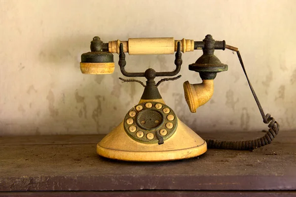 Old Vintage Phone Wooden Table Dirty Background ロイヤリティフリーのストック画像