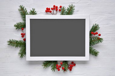 Noel kompozisyon şablonu. Çerçeve, ladin dalları ve beyaz ahşap arka planda Noel ağacı süslemeleri..