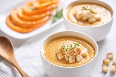 Kabak çorbası püresi ve kızarmış ekmek. Yakın plan. Sebze çorbası..