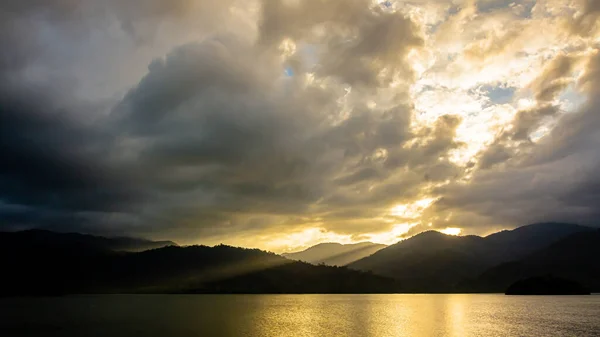 Landschap Berg Met Kleurrijke Levendige Zonsondergang Bewolkte Hemel — Stockfoto