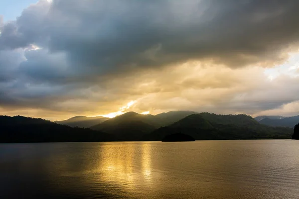 Landschap Berg Met Kleurrijke Levendige Zonsondergang Bewolkte Hemel — Stockfoto