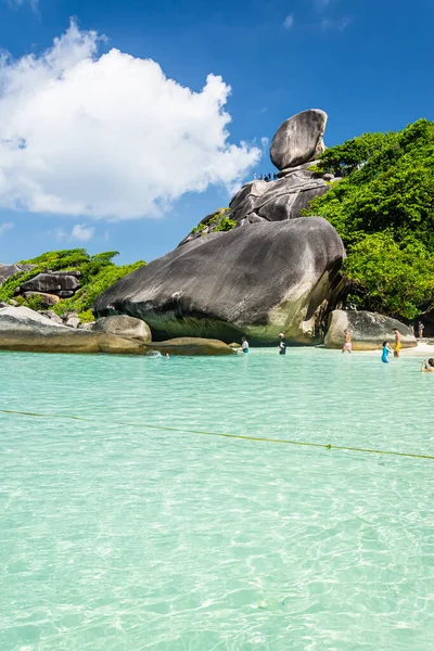 Krásná Krajina Lidí Skále Symbolem Similanské Ostrovy Modrá Obloha Mraky — Stock fotografie