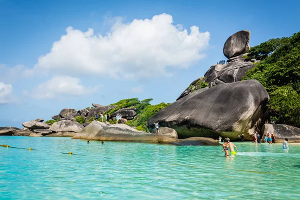 Krásná Krajina Lidí Skále Symbolem Similanské Ostrovy Modrá Obloha Mraky — Stock fotografie