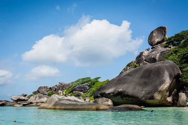 Hermosa Gente Del Paisaje Roca Símbolo Las Islas Similan Cielo — Foto de Stock