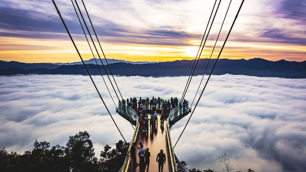 2020 Talay Mok Aiyoeweng Skywalk 아침에 관광객 방문하는 — 스톡 사진