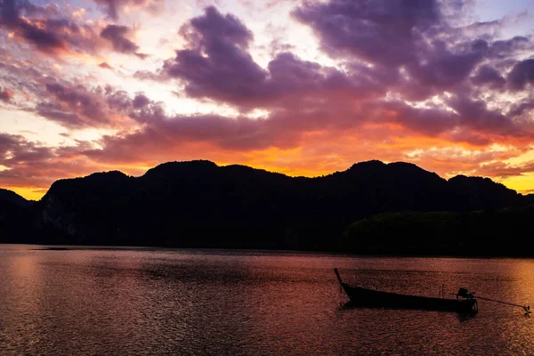 タイで小さな漁船と黄昏時の夕焼け 空の風景 — ストック写真