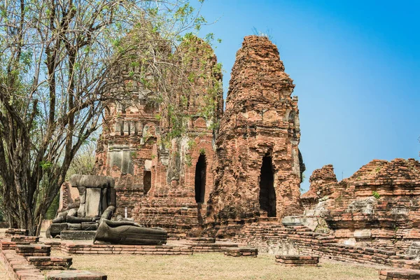 タイ遺跡とアユタヤ歴史公園のアンティーク世界中からの観光客仏崩壊 — ストック写真