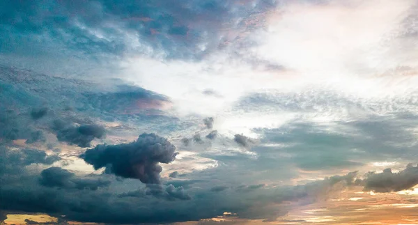 Farbenfroher Himmel Bei Sonnenuntergang Der Dämmerung — Stockfoto