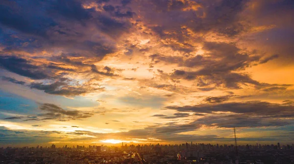 Cloudscape Βράδυ Στην Πόλη Πολύχρωμο Ηλιοβασίλεμα — Φωτογραφία Αρχείου