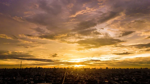 Paisagem Nublada Noite Cidade Pôr Sol Colorido — Fotografia de Stock