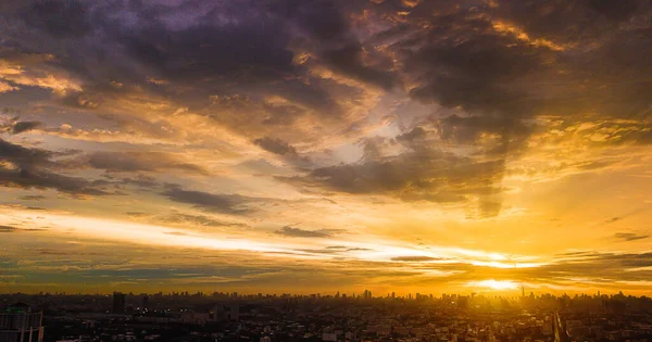 Paisagem Nublada Noite Cidade Pôr Sol Colorido — Fotografia de Stock