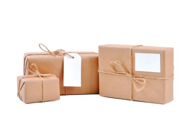 Boş etiketleri ile üç kahverengi paket