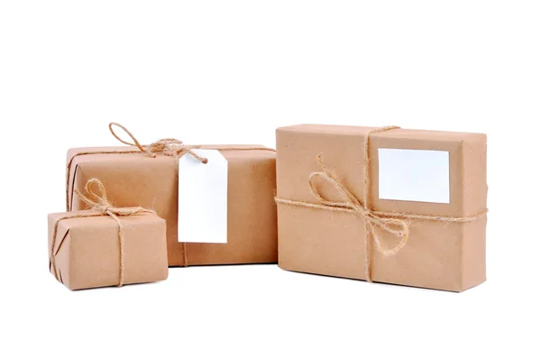 Boş etiketleri ile üç kahverengi paket