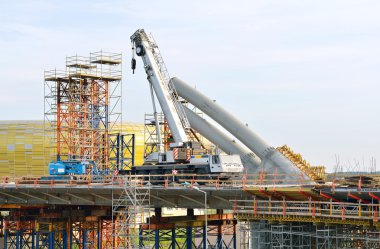 Köprü yapım aşamasındadır