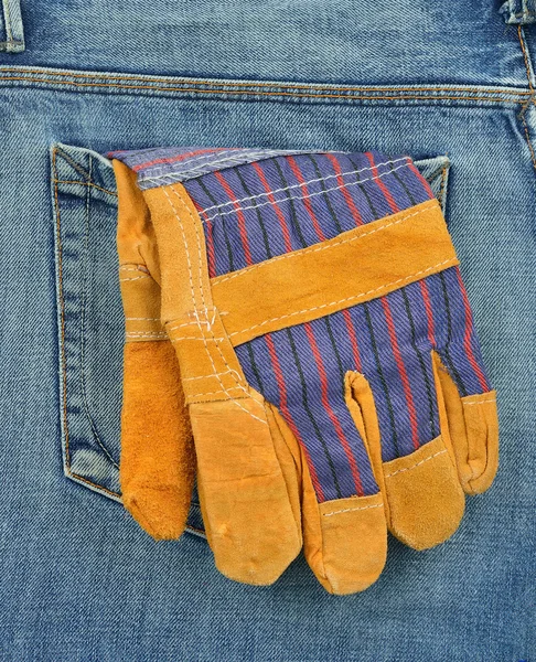 Tasca posteriore di jeans con guanti protettivi — Foto Stock