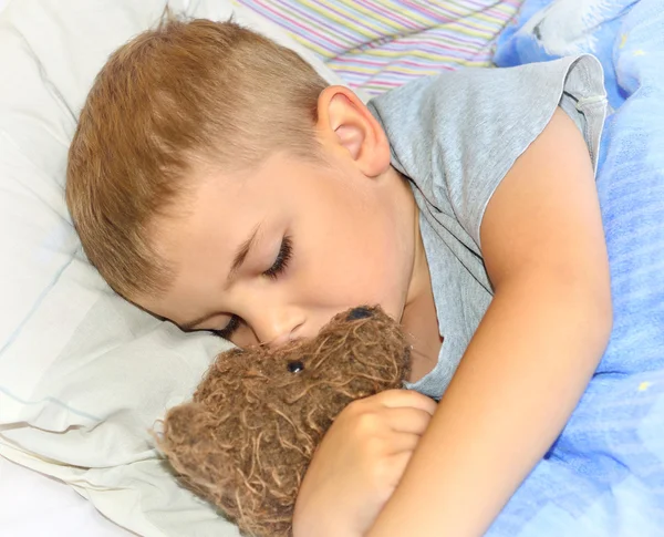 Petit garçon dormant avec son ours en peluche — Photo