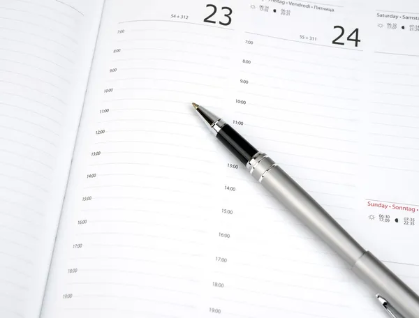Pen on calendar page — Stock Photo, Image