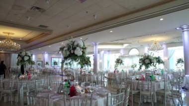 Restoranda çok güzel düğün hazırlıkları var. Restoran dekorasyonları