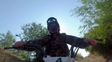 Yeni pistte havalı bir ATV yarışı. Büyük dörtlü yarışçılar. Motosikletliler sakince sahaya çıkıyorlar. Motosikletçi sakince mavi gökyüzüne doğru gidiyor ve güneş parlıyor..