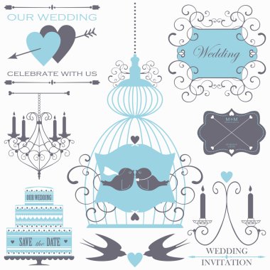 Düğün tasarım öğeleri ile dekoratif düğün pastası, çiçekler, mumlar ve kuşlar.