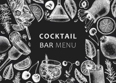Tahtada alkollü kokteyller var. Bir bardak margarita, mojito, Pina colada, cosmopolitan, tekila gündoğumu tasarımı. Elle çizilmiş kokteyl oymalı çizimler. Vektör içecekleri illüstrasyonu
