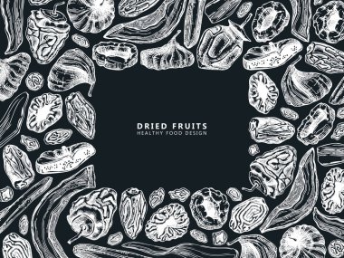 Tahtada kurumuş meyve ve böğürtlen çerçevesi. El yapımı, kurutulmuş meyve tasarımı. Kurutulmuş incir, kayısı, muz, hurma, kuru erik, kuru üzüm. Vejetaryen yemeği, atıştırmalık, kahvaltı, granola, tatlı.