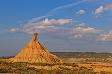 günbatımı renkleri altında çöl manzarası