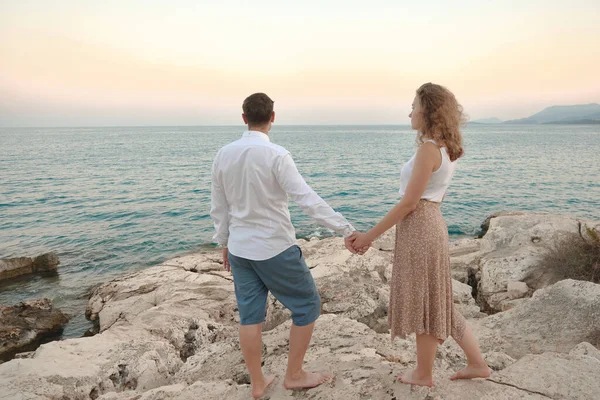 Man en vrouw hand in hand — Stockfoto