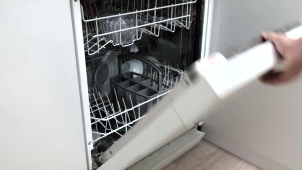 사람은 식기세척기에서 설거지를 한다 — 비디오
